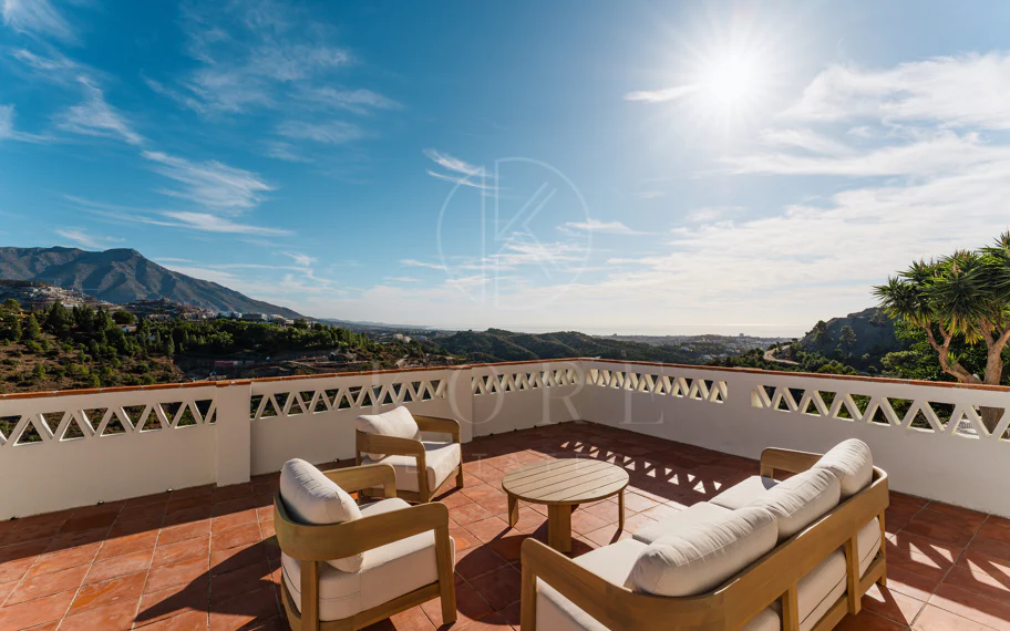 Elegante villa andaluza con vistas panorámicas al mar y a la montaña en El Madroñal