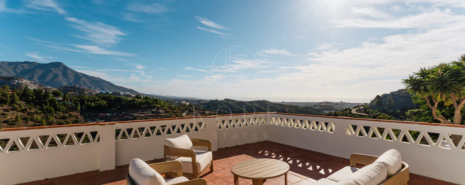 Vilă elegantă andaluză cu vedere panoramică la mare şi munţi în El Madroñal