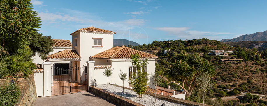 Vilă elegantă andaluză cu vedere panoramică la mare şi munţi în El Madroñal