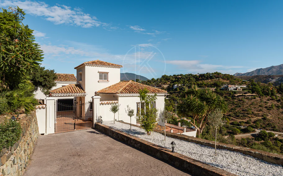Elegante villa andaluza con vistas panorámicas al mar y a la montaña en El Madroñal