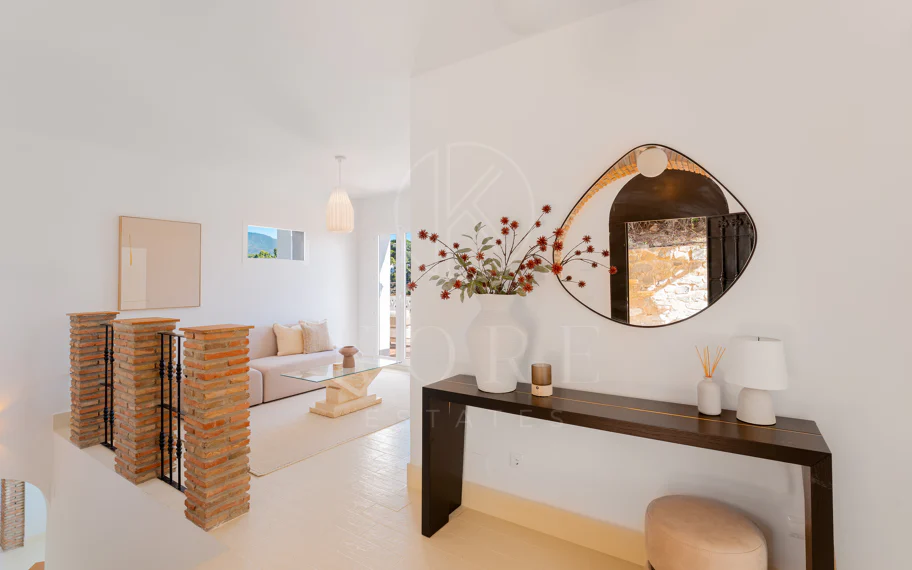 Elegante villa andaluza con vistas panorámicas al mar y a la montaña en El Madroñal