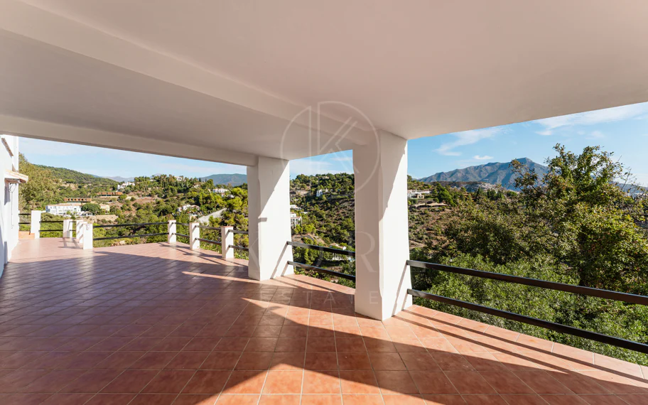 Elegante villa andaluza con vistas panorámicas al mar y a la montaña en El Madroñal