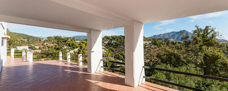 Vilă elegantă andaluză cu vedere panoramică la mare şi munţi în El Madroñal
