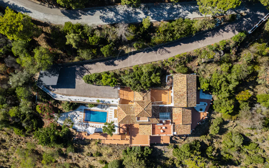 Elegante villa andaluza con vistas panorámicas al mar y a la montaña en El Madroñal