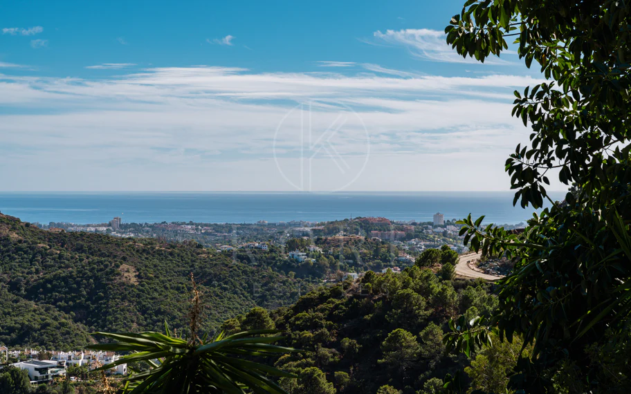 Elegante villa andaluza con vistas panorámicas al mar y a la montaña en El Madroñal