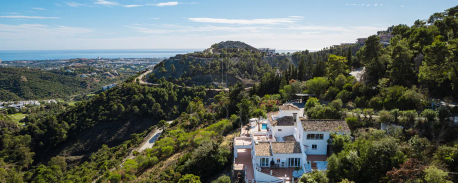 Vilă elegantă andaluză cu vedere panoramică la mare şi munţi în El Madroñal