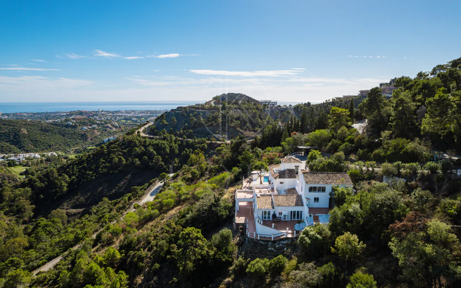 Elegante villa andaluza con vistas panorámicas al mar y a la montaña en El Madroñal