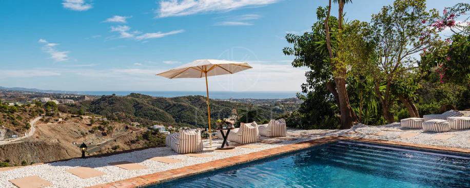 Vilă elegantă andaluză cu vedere panoramică la mare şi munţi în El Madroñal
