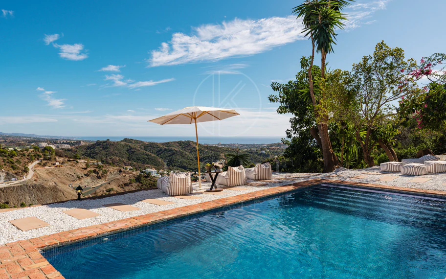 Elegante villa andaluza con vistas panorámicas al mar y a la montaña en El Madroñal