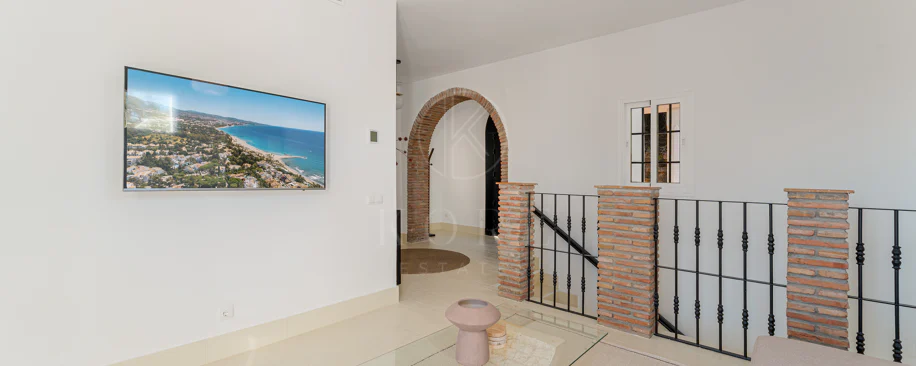 Vilă elegantă andaluză cu vedere panoramică la mare şi munţi în El Madroñal