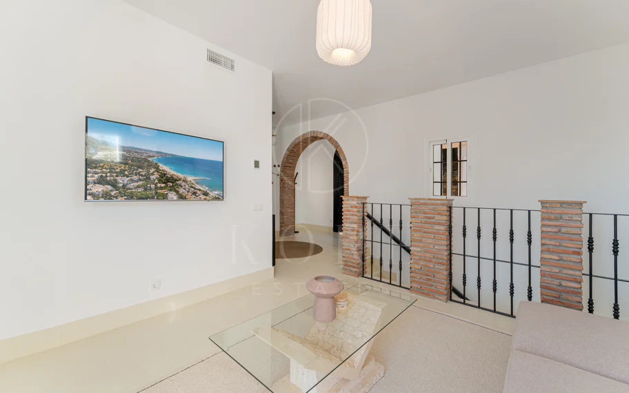 Elegante villa andaluza con vistas panorámicas al mar y a la montaña en El Madroñal