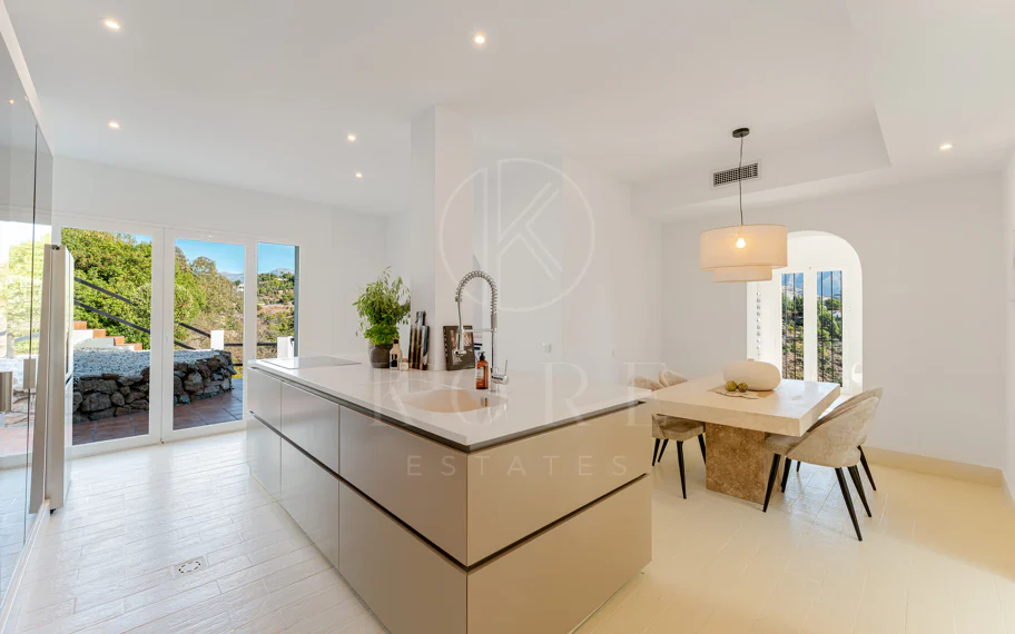 Elegante villa andaluza con vistas panorámicas al mar y a la montaña en El Madroñal