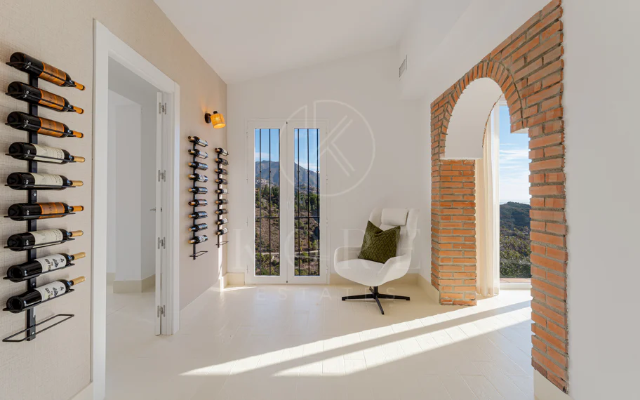Elegante villa andaluza con vistas panorámicas al mar y a la montaña en El Madroñal