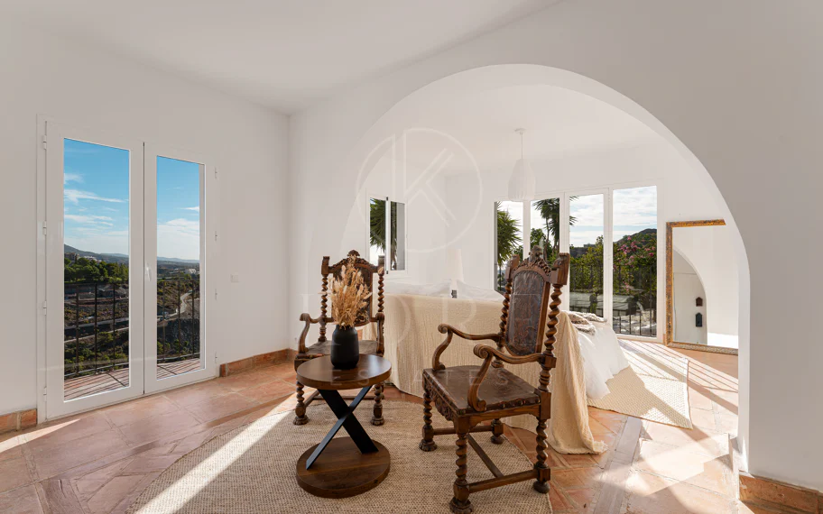 Elegante villa andaluza con vistas panorámicas al mar y a la montaña en El Madroñal