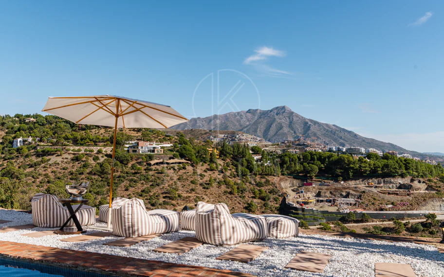Elegante villa andaluza con vistas panorámicas al mar y a la montaña en El Madroñal