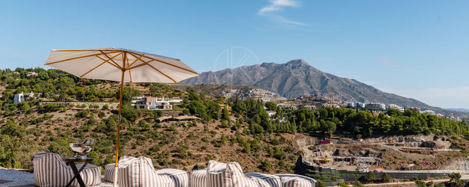 Vilă elegantă andaluză cu vedere panoramică la mare şi munţi în El Madroñal