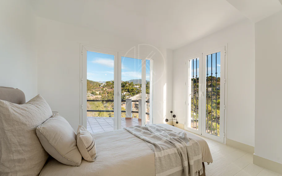 Elegante villa andaluza con vistas panorámicas al mar y a la montaña en El Madroñal