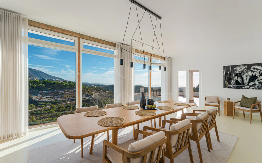 Elegante villa andaluza con vistas panorámicas al mar y a la montaña en El Madroñal