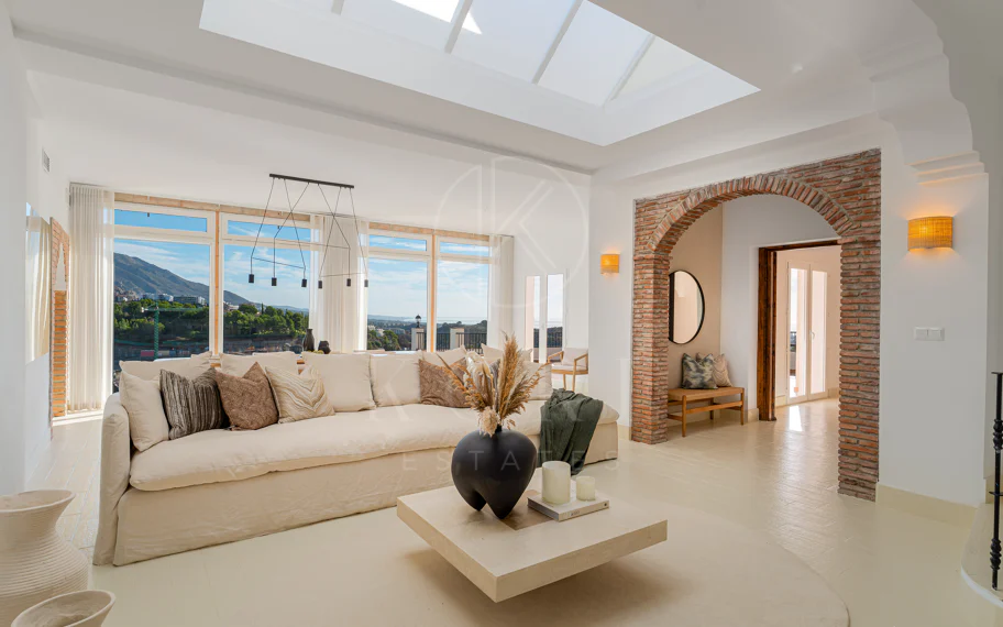 Elegante villa andaluza con vistas panorámicas al mar y a la montaña en El Madroñal