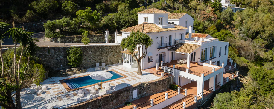 Vilă elegantă andaluză cu vedere panoramică la mare şi munţi în El Madroñal