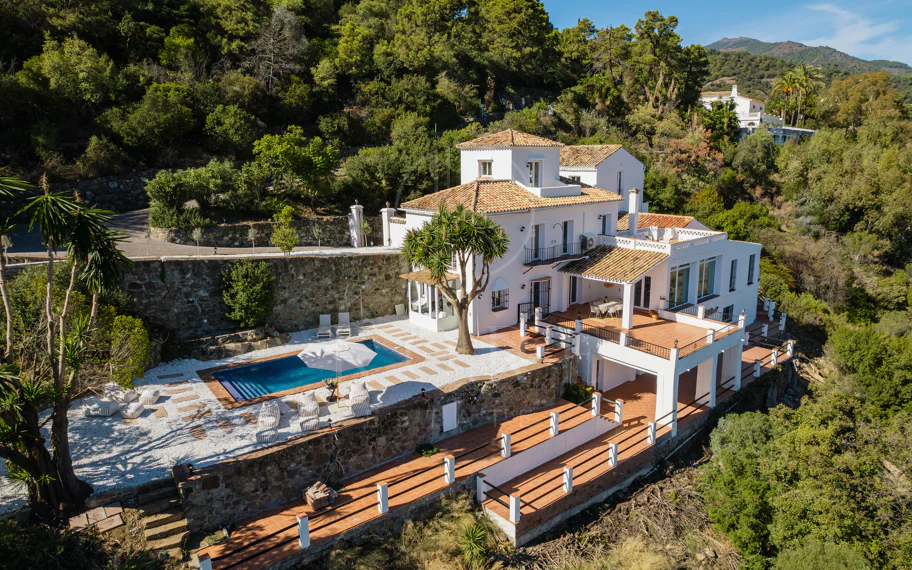 Elegante villa andaluza con vistas panorámicas al mar y a la montaña en El Madroñal