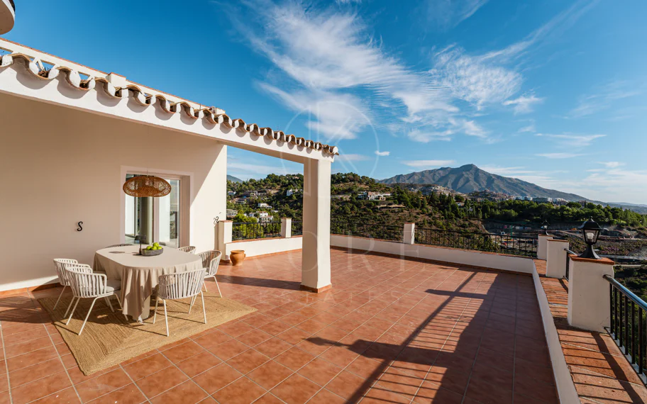 Elegante villa andaluza con vistas panorámicas al mar y a la montaña en El Madroñal