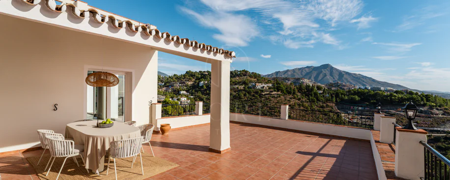 Vilă elegantă andaluză cu vedere panoramică la mare şi munţi în El Madroñal