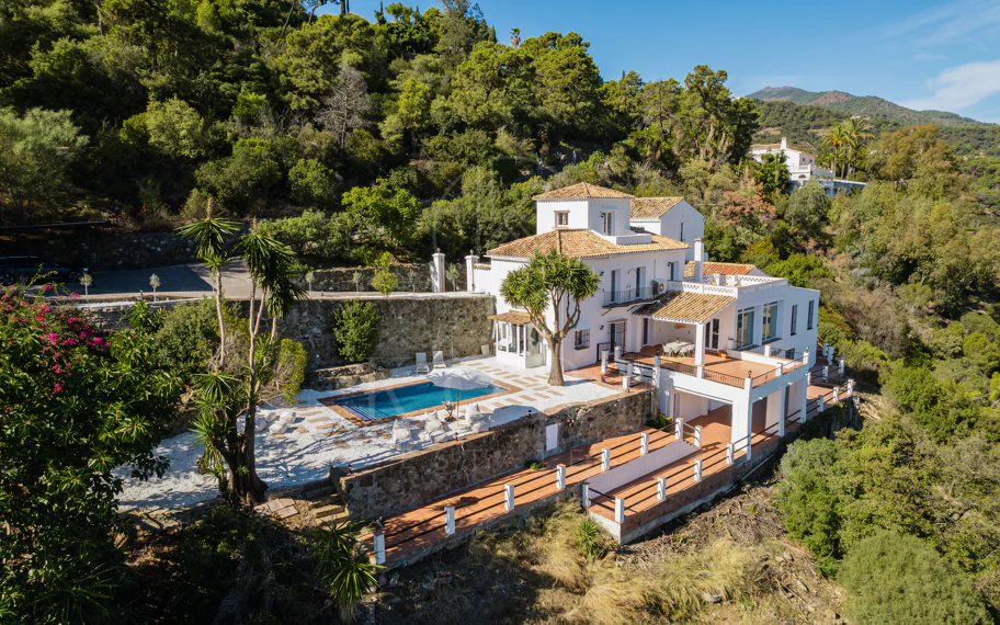 Elegante villa andaluza con vistas panorámicas al mar y a la montaña en El Madroñal