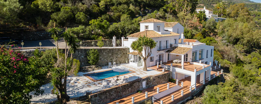 Vilă elegantă andaluză cu vedere panoramică la mare şi munţi în El Madroñal