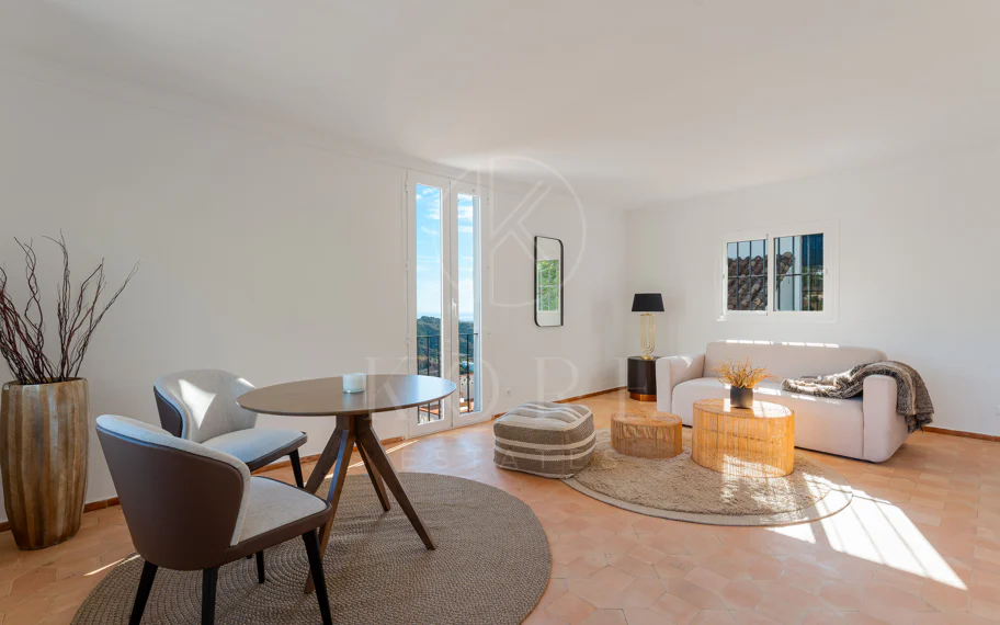 Elegante villa andaluza con vistas panorámicas al mar y a la montaña en El Madroñal