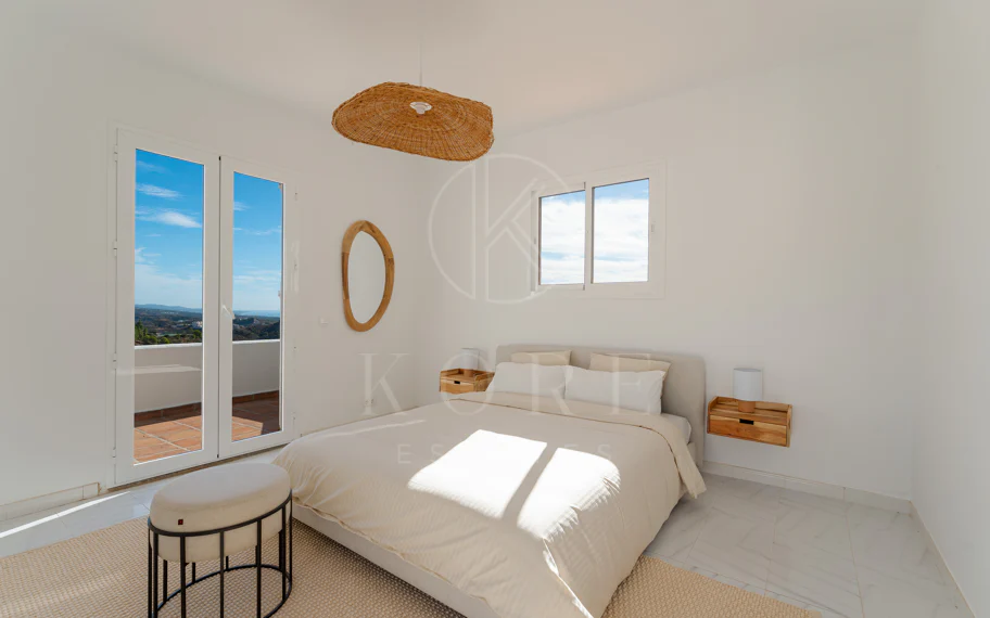 Elegante villa andaluza con vistas panorámicas al mar y a la montaña en El Madroñal
