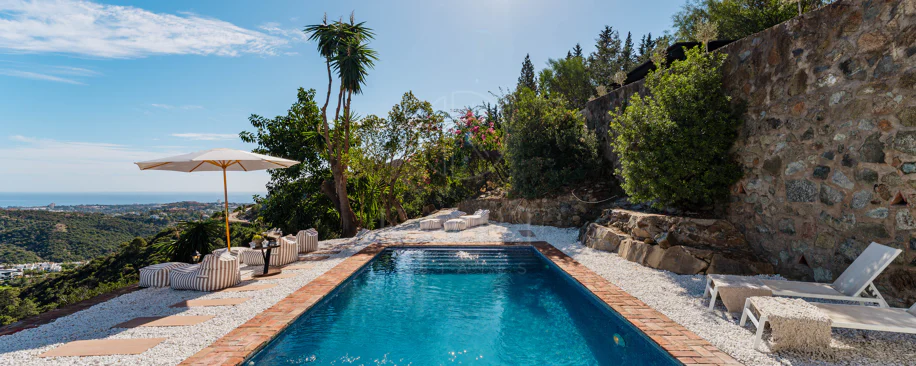 Vilă elegantă andaluză cu vedere panoramică la mare şi munţi în El Madroñal
