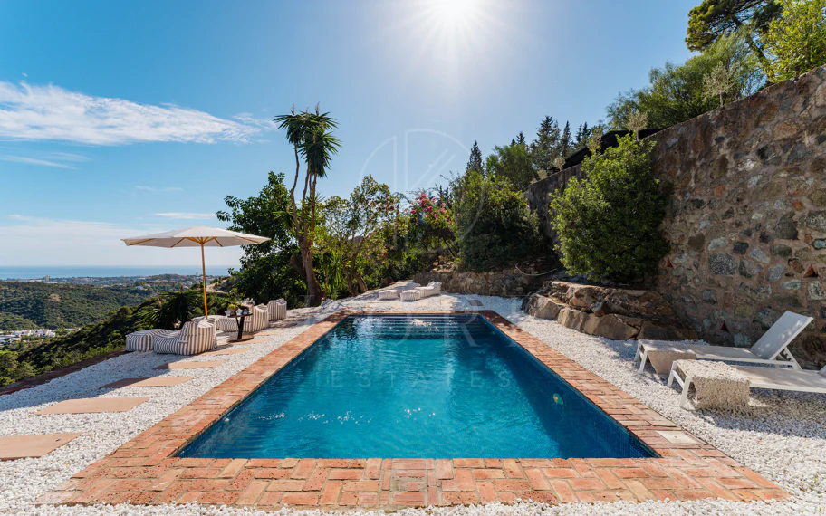 Elegante villa andaluza con vistas panorámicas al mar y a la montaña en El Madroñal