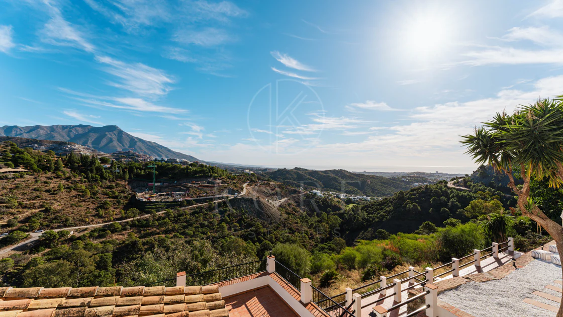 Vilă elegantă andaluză cu vedere panoramică la mare şi munţi în El Madroñal