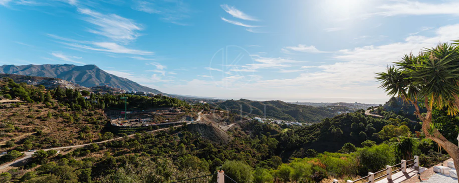 Vilă elegantă andaluză cu vedere panoramică la mare şi munţi în El Madroñal