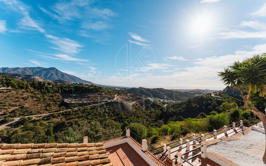 Elegante villa andaluza con vistas panorámicas al mar y a la montaña en El Madroñal