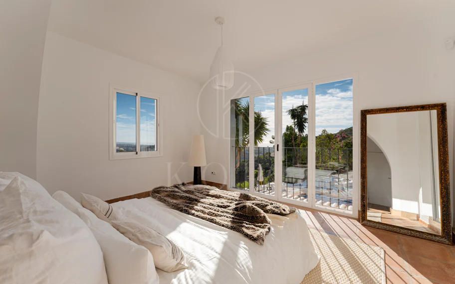 Elegante villa andaluza con vistas panorámicas al mar y a la montaña en El Madroñal