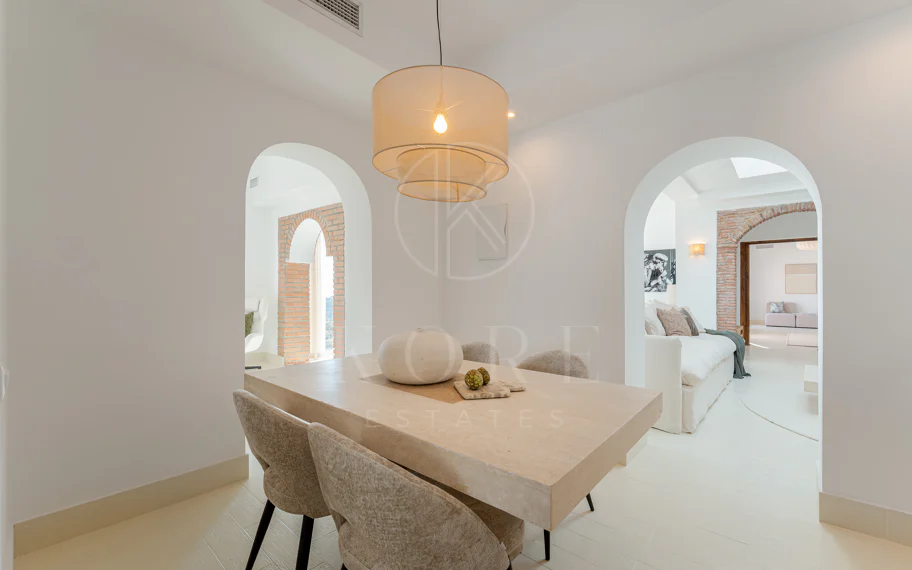 Elegante villa andaluza con vistas panorámicas al mar y a la montaña en El Madroñal