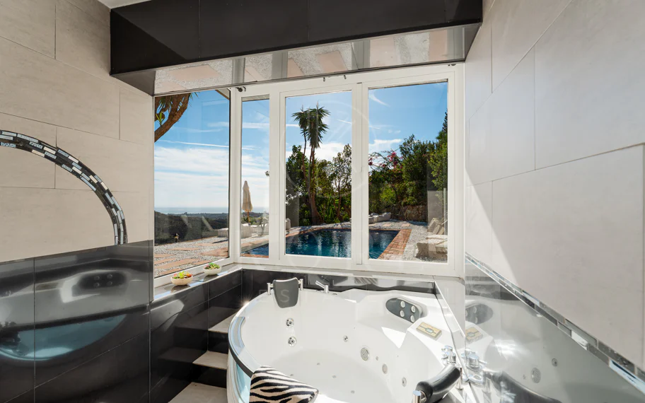 Elegante villa andaluza con vistas panorámicas al mar y a la montaña en El Madroñal
