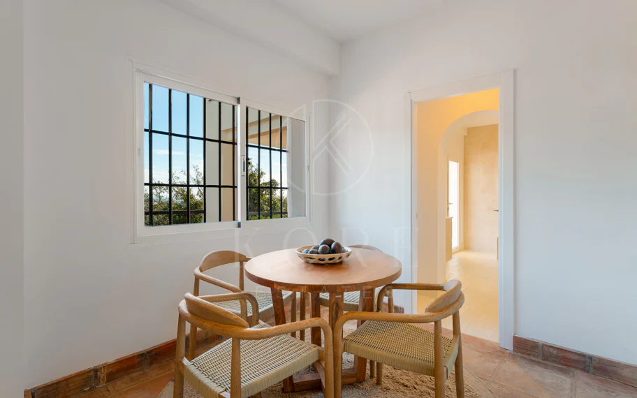 Elegante villa andaluza con vistas panorámicas al mar y a la montaña en El Madroñal