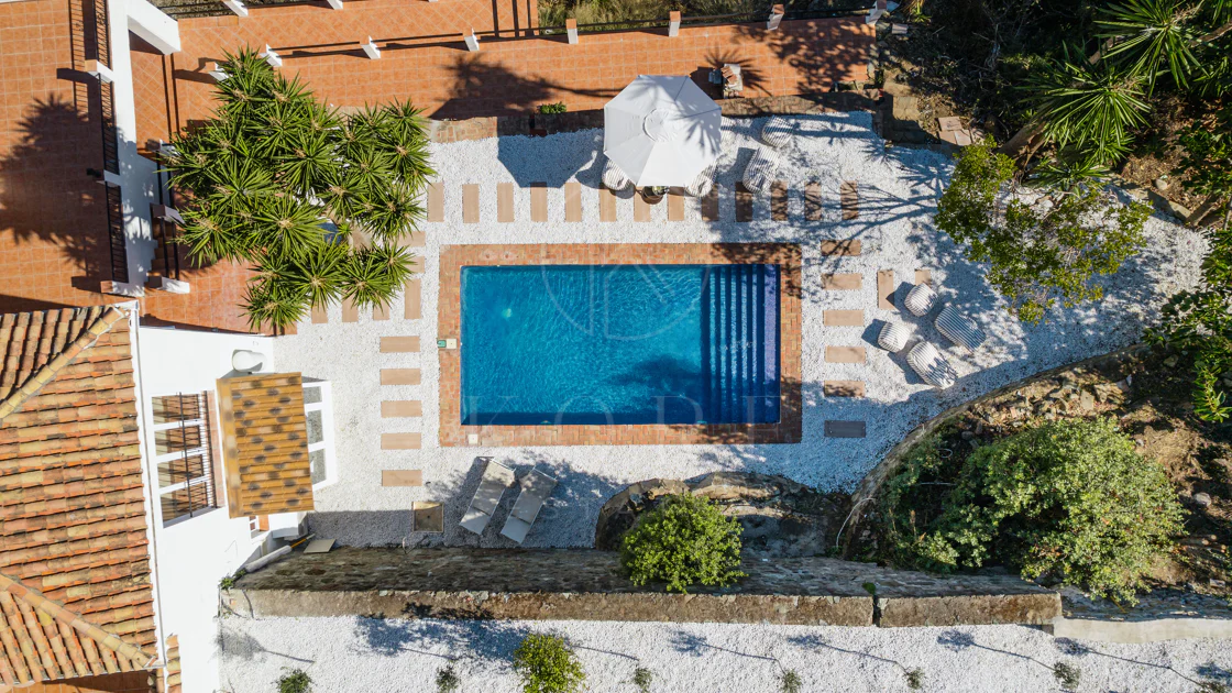 Vilă elegantă andaluză cu vedere panoramică la mare şi munţi în El Madroñal