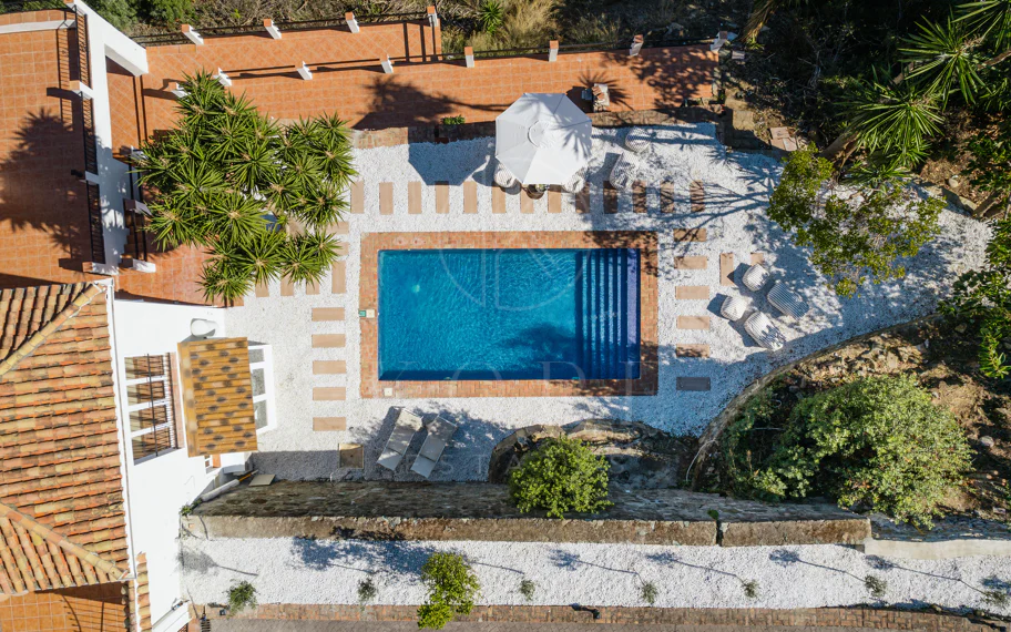 Elegante villa andaluza con vistas panorámicas al mar y a la montaña en El Madroñal