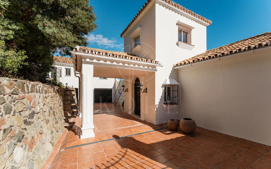 Elegante villa andaluza con vistas panorámicas al mar y a la montaña en El Madroñal