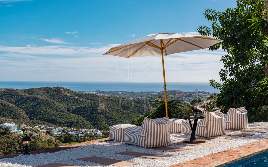 Elegante villa andaluza con vistas panorámicas al mar y a la montaña en El Madroñal