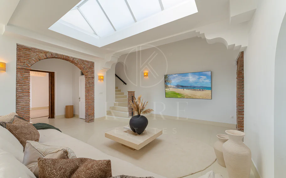 Elegante villa andaluza con vistas panorámicas al mar y a la montaña en El Madroñal