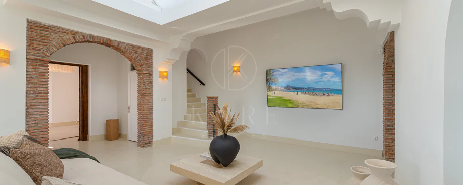 Vilă elegantă andaluză cu vedere panoramică la mare şi munţi în El Madroñal