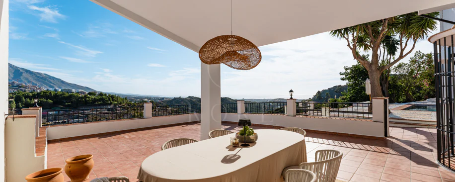 Vilă elegantă andaluză cu vedere panoramică la mare şi munţi în El Madroñal