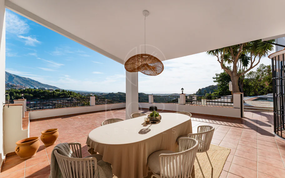 Elegante villa andaluza con vistas panorámicas al mar y a la montaña en El Madroñal