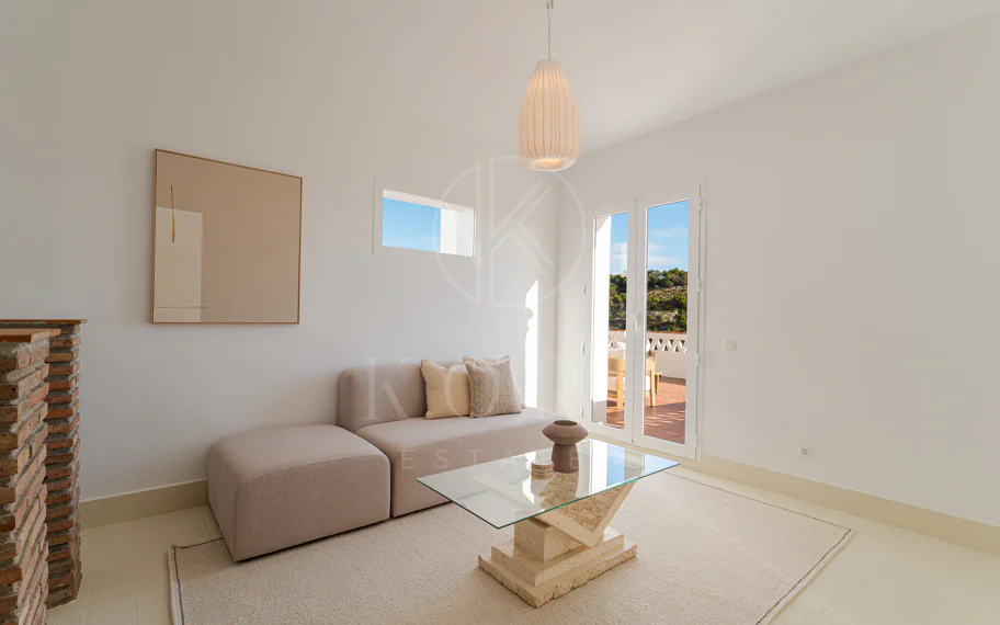 Elegante villa andaluza con vistas panorámicas al mar y a la montaña en El Madroñal