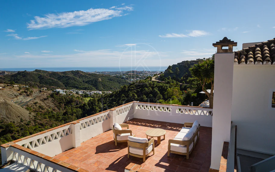 Elegante villa andaluza con vistas panorámicas al mar y a la montaña en El Madroñal